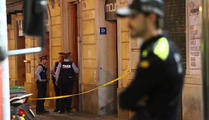 Mossos en la portería del edificio donde se ha atrincherado un hombre.