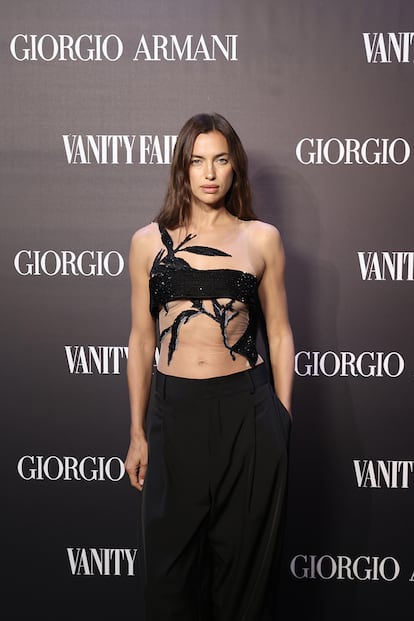 La modelo Irina Shayk dio una nueva vida combinándolo con un pantalón negro a este top de Armani Privé p-v 2015.