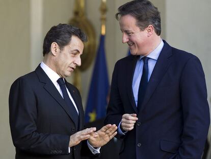 Sarkozy y Cameron charlan tras la reunión en el Elíseo.