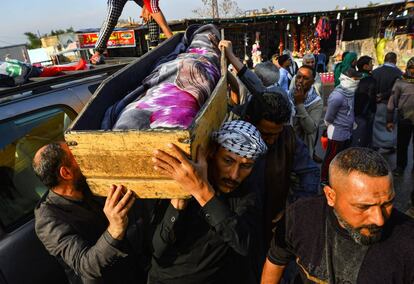 Varios hombres llevan el ataúd de un manifestante asesinado en Nasiriya, durante una procesión funeraria en el santuario central de la ciudad sagrada de Nayaf, este jueves. Las autoridades de Nassiriya decretaron el toque de queda en la provincia. Esta operación de las fuerzas del orden se produce tras el nombramiento de un nuevo comandante militar en la provincia.