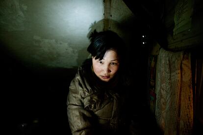 Dyun Erdene, de 26 años de edad, antigua pastora, en el estrecho espacio que comparte con su familia.