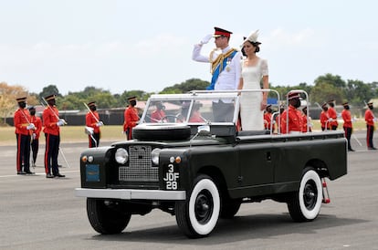 Guillermo y Kate, duques de Cambridge, asisten a un desfile militar en Jamaica en el mismo Jeep en el que paseó Isabel II en 1960, el 24 de marzo de 2022.