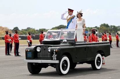 Guillermo y Kate, duques de Cambridge, asisten a un desfile militar en Jamaica en el mismo Jeep en el que paseó Isabel II en 1960, el 24 de marzo de 2022.