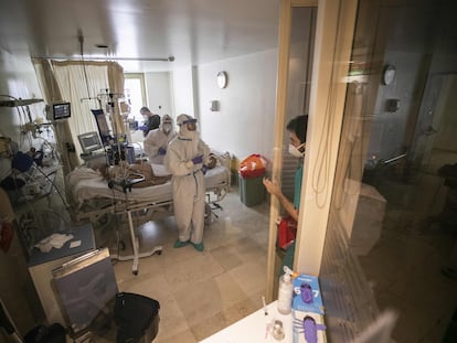 Un anestesista entra en una habitación de la UCI del hospital Gregorio Marañón de Madrid.