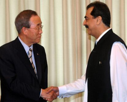 El secretario de Naciones Unidas, Ban Ki-moon, se reúne con el primer ministro pakistaní, Yusuf Raza Gilani, es Islamabad.