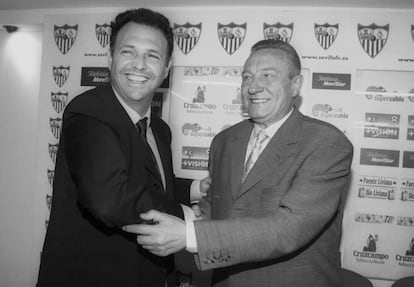 Joaquín Caparrós, en su primera etapa como entrenador del Sevilla (2000-2005), se abraza con el presidente Roberto Alés.