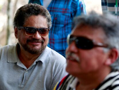 Iván Márquez y Jesús Santrich, exmiembros de las FARC que se apartaron del proceso de paz y son prófugos de la justicia.