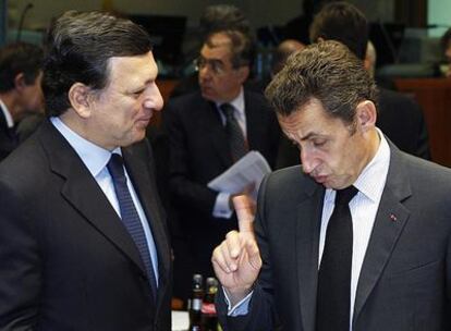 Nicolas Sarkozy (derecha) habla con José Manuel Durão Barroso al inicio de la cumbre en Bruselas.