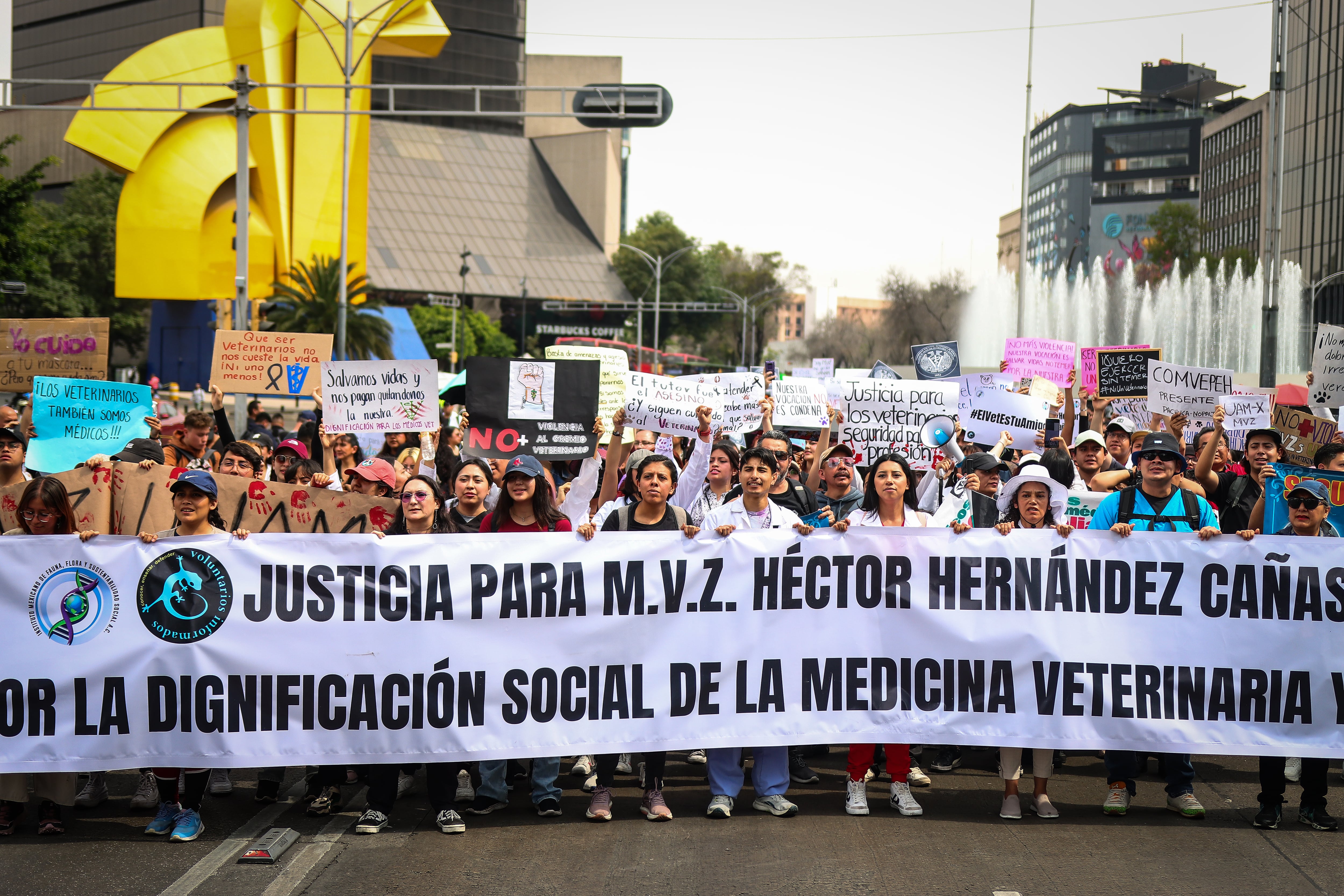 Médicos veterinarios y estudiantes protestan para exigir justicia por el asesinato de Héctor Hernández Cañas, en Ciudad de México.