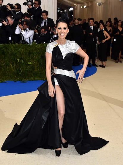 Versace firma el vestido bicolor de Celine Dion.