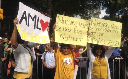 Manifestantes con pancartas en la marcha en apoyo a L&oacute;pez Obrador.