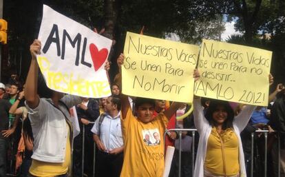 Manifestantes con pancartas en la marcha en apoyo a López Obrador.