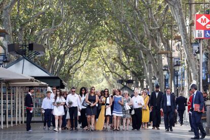 Les víctimes han encapçalat la comitiva de l'ofrena floral al mosaic de Joan Miró de la Rambla de Barcelona.