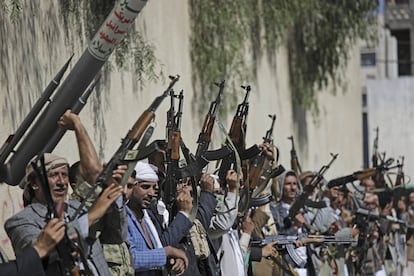 Un grupo de rebeldes houthi levantan sus armas durante una reunión destinada a movilizar más combatientes para el movimiento en Sanaa (Yemen).