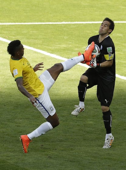 Jo ante el portero de Chile Claudio Bravo.