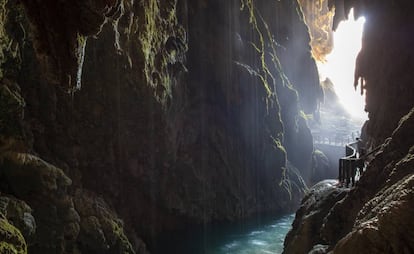 Interior de la gruta Iris, en el Monasterio de Piedra, en Nuévalos (Zaragoza).