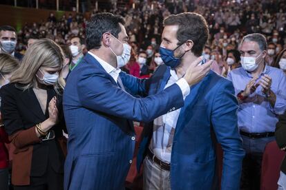 El presidente de la Junta de Andalucía, Juan Manuel Moreno, y el presidente del PP, Pablo Casado, en el congreso del partido en Andalucía el 21 de noviembre.