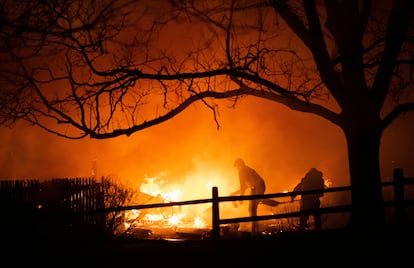 Los habitantes Loiusville intentan apagar las flamas del incendio Marshall el jueves 30 de diciembre de 2021.