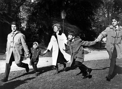 Cayetana juega junto a sus cuatro hijos: Alfonso, de 13 años; Fernando, de 4; Jacobo, de 9 años y Carlos, de 15 años en enero de 1964.