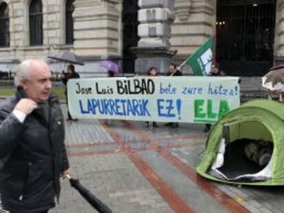 Miembros del sindicato ELA acampan ante la Diputaci&oacute;n de Bizkaia en protesta por la supresi&oacute;n de la paga extraordinaria. 