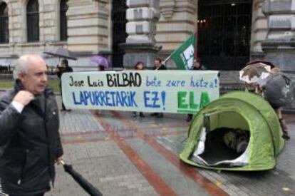 Miembros del sindicato ELA acampan ante la Diputación de Bizkaia en protesta por la supresión de la paga extraordinaria.