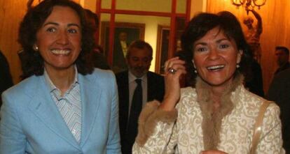 Rosa Aguilar y Carmen Calvo, en 2004, cuando la primera era alcaldesa de Córdoba por IU y la segunda, ministra de Cultura.
