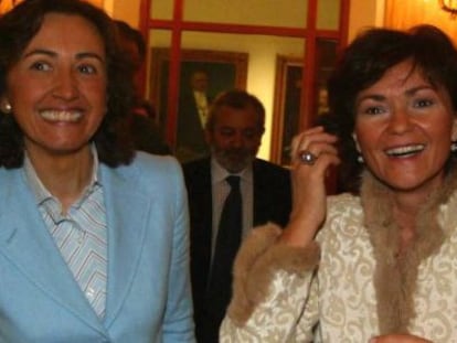 Rosa Aguilar y Carmen Calvo, en 2004, cuando la primera era alcaldesa de Córdoba por IU y la segunda, ministra de Cultura.