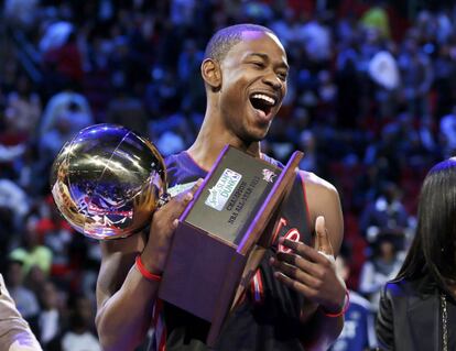 Terrence Ross sostiene el trofeo de campeón del concurso de mates