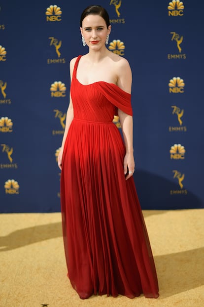 Rachel Brosnahan, se llevó el premio a mejor actriz principal en comedia por su impagable papel en La maravillosa Señora Maisel. Oscar de la Renta firma su vestido rojo.