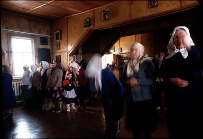 Feligresas, en la iglesia ortodoxa de San Nicols en Yakutsk (Siberia), en marzo de 1988.