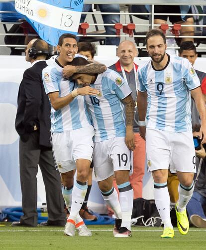 Di María, Banega e Higuaín celebran el gol del segundo.