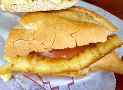 BOCADILLO DE TORTILLA DE PAPAS CANARIAS / CAPEL