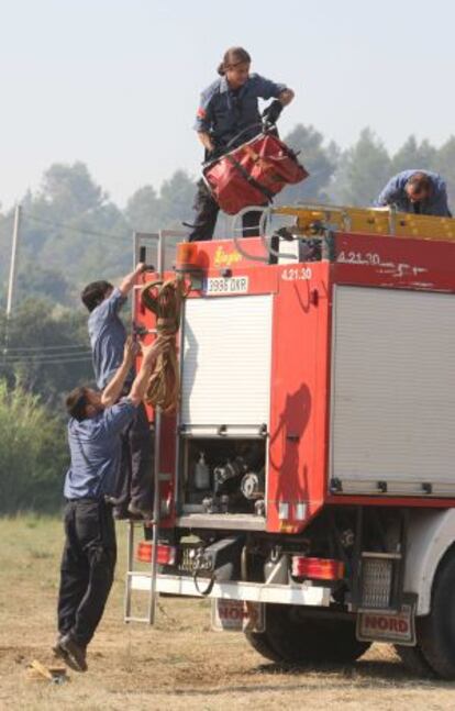 Bomberos descargando pertrechos.