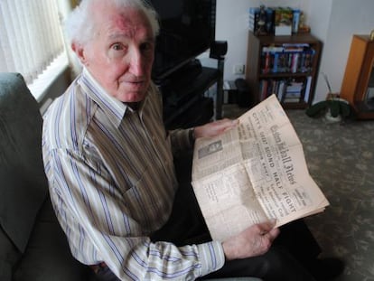 Antonio Gallego reads a newspaper with football news from March 1947. 