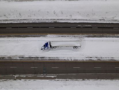 Un tráiler volteado y abandonado en las temperaturas bajo cero, cerca de Van Meter (Estado de Iowa), este lunes.