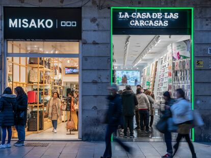 Puertas de acceso a dos comercios en Portal de l'Àngel (Barcelona).