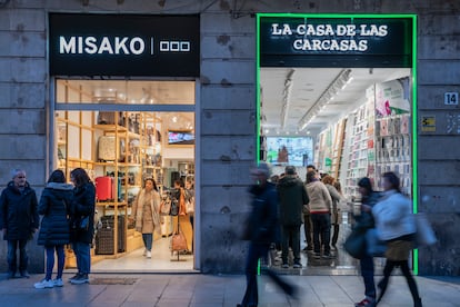 Puertas de acceso a dos comercios en Portal de l'Àngel (Barcelona).