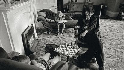 Stephen Hawking, astrofísico británico, con sus hijos en el salón de su casa.