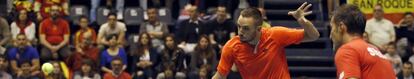 Troicki, observado por Zimonjic, volea en un punto del partido.