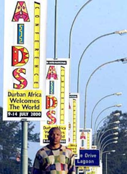 Carteles anunciadores de la Cumbre del Sida en Durban (Suráfrica) en 2000.