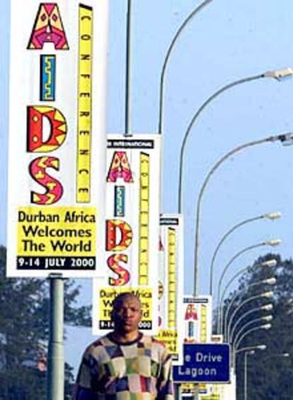 Carteles anunciadores de la Cumbre del Sida en Durban (Suráfrica) en 2000.