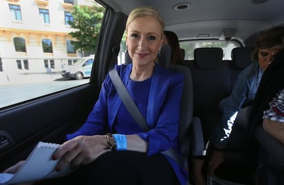 <b>10.57h.</b> Camino de Matadero, Cifuentes repasa los dípticos de la candidatura. Hace tiempo que encargó unos con parte de su programa en el reverso y aún no los ha visto. Eso le molesta este lunes, cuando apenas faltan cinco días para que termine la carrera hacia la Puerta del Sol. "Controla cada detalle de la campaña", explican fuentes de su entorno.