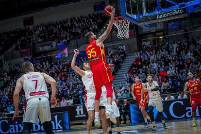 Fran Guerra anota ante Shermadini. fiba