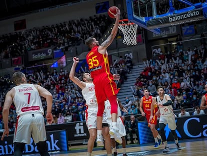 Fran Guerra anota ante Shermadini. fiba