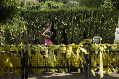 Una noia fa esport en un punt de la plaça de Ciutadella plena de llaços grocs.