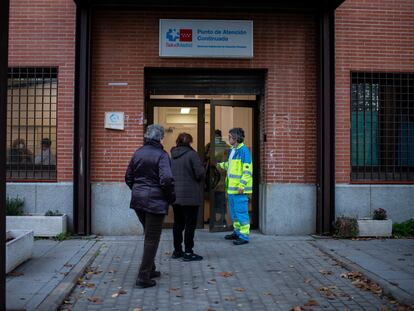 Varias personas esperan para entrar en un centro de salud de Madrid.