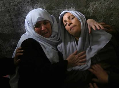 La madre del niño de 13 años muerto el lunes en los incidentes de Gaza llora durante su funeral, ayer en Beit Hanun, al norte de la franja.