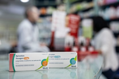 Dos cajas del nuevo medicamento Apixaban en la farmacia Carbo de Barcelona, el jueves 2 de mayo de 2024.