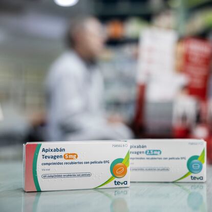 Dos cajas del nuevo medicamento Apixaban en la farmacia Carbo de Barcelona, el jueves 2 de mayo de 2024.