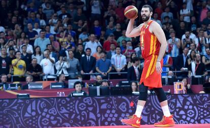 Marc Gasol, se pasea con la pelota de la final del Mundial.